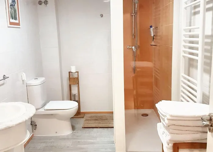 Spacious House In 아베하르