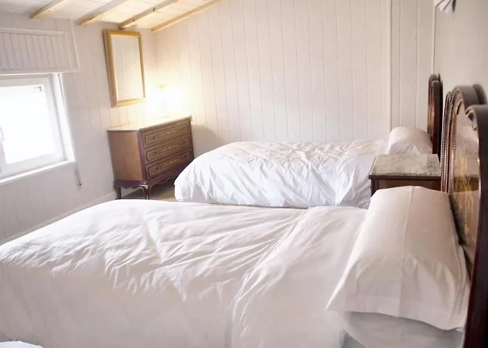 Spacious House In 아베하르